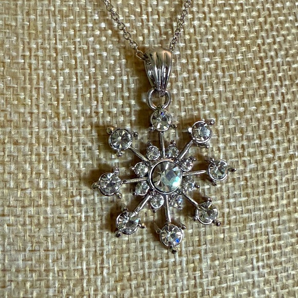 Elegant Silver Snowflake Pendant Necklace - Picture 1 of 8